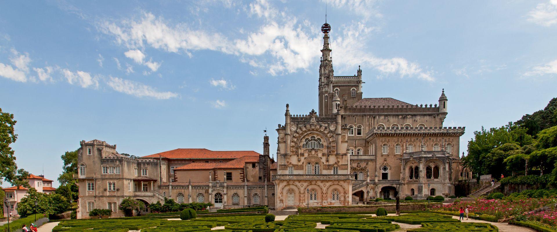 Centenarians in the Fine Art of Welcoming Hotéis Alexandre Almeida Centenarians in the Fine Art of Welcoming Hotéis Alexandre Almeida